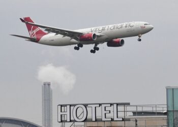 GAMBAR fail sebuah pesawat Virgin Atlantic mendarat di Lapangan Terbang Heathrow. - AFP
