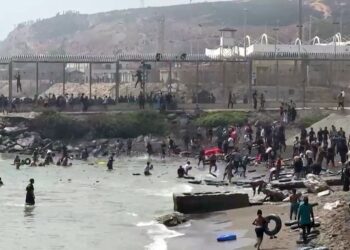 SEJUMLAH imigran Maghribi tiba di pantai Ceuta. - AFP