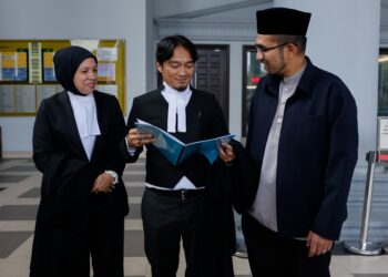 FAIZAL Rahman (tengah), selepas keputusan saman fitnah terhadap pemilik akaun Facebook, Mohd Nawawi berkait dakwaan Dr. Mohd Asri Zainul Abidin mempunyai kaitan dengan GISB Holdings, di Mahkamah Tinggi Kuala Lumpur, di sini hari ini. - UTUSAN/SHIDDIEQIIN ZON