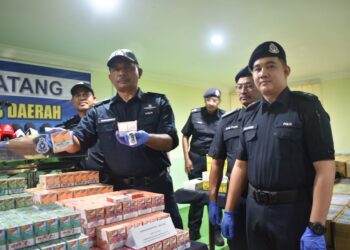 MUHAMMAD Abdul Halim (dua dari kiri) menunjukkan katrij yang dipercayai mengandungi dadah jenis furanylfentanyl dalam sidang akhbar di IPD Padang Besar, Perlis hari ini. -UTUSAN/ASYRAF MUHAMMAD