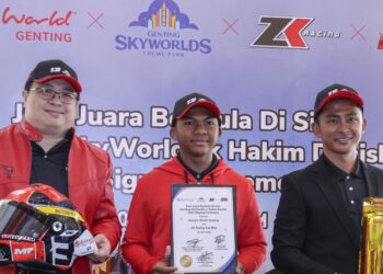 Naib Presiden Eksekutif Jualan, Pemasaran dan Perhubungan Awam Resorts World Genting, Spencer Lee (kiri) bersama pelumba motosikal negara, Hakim Danish (tengah) bergambar pada majlis menandatangani Memorandum Persefahaman (MoU) sebagai Duta Taman Tema Genting SkyWorlds di sini hari ini. Turut sama, Pengarah ZK Racing, Zulfahmi Khairuddin. - UTUSAN/FARIZ RUSADIO