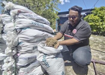 MUHAMMAD Rafi’uddin Roslan menunjukkan baja organik daripada sisa buangan najis ayam yang dihasilkannya di Kampung Pandan Jaya, Setiu, Terengganu. -MINGGUIAN/WAN ZURATIKAH IFFAH WAN ZULKIFLI