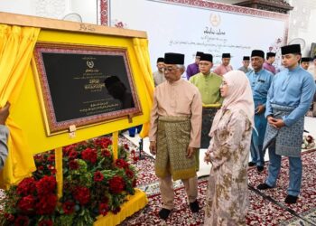AL-SULTAN Abdullah merasmikan Masjid Baharu Kampung Desa Murni,Kerdau Temerloh Pahang.  Berangkat sama, Tengku Ampuan Pahang, Tunku Azizah Aminah Maimunah Iskandariah dan Tengku Mahkota Pahang, Tengku Hassanal Ibrahim Alam Shah. – MINGGUAN/ SALEHUDIN MAT RASAD