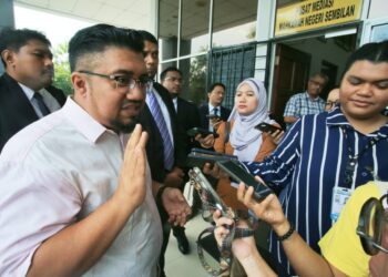 BADRUL Hisham Shaharin ditemui pemberita di Kompleks Mahkamah Seremban, Seremban, hari ini.- UTUSAN / MOHD SHAHJEHAN MAAMIN