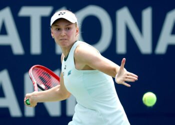 ELENA Rybakina melakukan pukulan balas ke arah Liudmila Samsonova pada hari kelapan kejohanan National Bank Open di Stadium Sobeys.-AFP