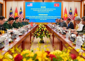 MOHAMED Khaled Nordin (tiga, kanan) mengetuai delegasi Malaysia mengadakan perbincangan dengan rakan sejawatnya dari Vietnam sempena lawatan rasmi ke negara berkenaan. – FACEBOOK MOHAMED KHALED NORDIN