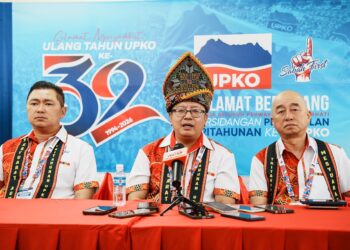 EWON Benedick dalam sidang akhbar selepas menyampaikan ucapan dasar pada Persidangan Perwakilan Tritahunan UPKO Ke-17 bertempat di Dewan Hongkod Koisaan, Pusat Kebudayaan Sabah (KDCA) - IHSAN UPKO