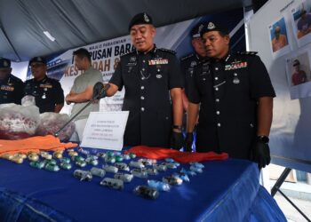 MOHD. Alwi menunjukkan dadah yang dirampas ketika pemeriksaan dijalankan di Balai Polis Lumut, IPD Manjung pada Selasa lalu.