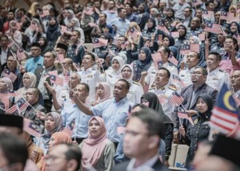 PENJAWAT awam ialah tulang belakang pentadbiran negara.