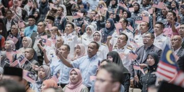 PENJAWAT awam ialah tulang belakang pentadbiran negara.