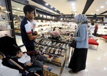 PENDAPATAN pekerja yang terus ketinggalan berbanding produktiviti akan melemahkan kuasa beli, permintaan domestik dan pertumbuhan ekonomi negara.