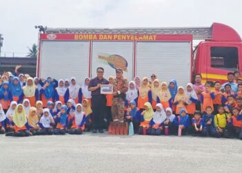 Murid-murid dan guru Sekolah Kebangsaan (SK) Mentera tidak melepaskan peluang merakamkan gambar di depan lori bomba sebaik sahaja program selesai.