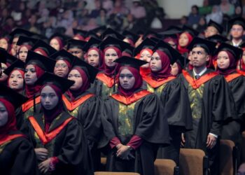 UNIVERSITI perlu kembali menjadi tempat mahasiswa mempelajari seni tidak bersetuju dengan tertib.