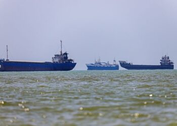GAMBAR fail beberapa buah kapal di Selat Hormuz. - AFP
