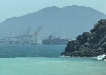 TANGKAP layar video AFPTV menunjukkan sebuah kapal belayar berhampiran Selat Hormuz di luar pantai timur Emiriyah Arab Bersatu (UAE) di Khor Fakkan. - AFP