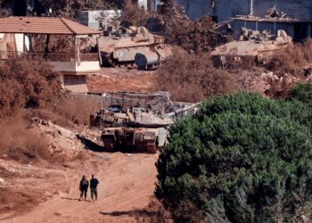 ANGGOTA tentera Israel ditempatkan di kampung berhampiran Zawtar al-Charkiyah selatan Lubnan.- AFP