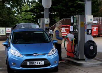GAMBAR fail sebuah kereta mengisi petrol di sebuah stesen minyak di Hook, UK. - AFP
