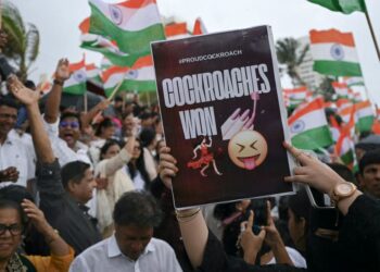 PENUNJUK perasaan memegang sepanduk meraikan peletakan jawatan Menteri Pendidikan India, Dharmendra Pradhan, dalam protes di Mumbai pada 25 Julai lalu.- AFP