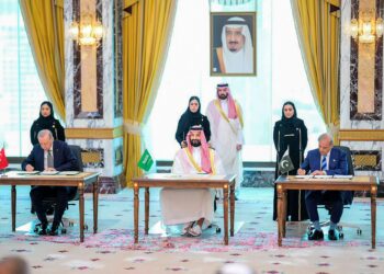 PUTERA Mahkota Mohammed Salman (tengah), Recep Tayyip Erdogan (kiri) dan Perdana Menteri Pakistan Shehbaz Sharif menandatangani perjanjian pertahanan di Makkah, Arab Saudi.-AFP
