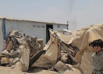 SEORANG kanak-kanak berdiri berhampiran kawasan yang rosak dibedil peluru berpandu balistik Houthi di kem pelarian Mail al-Saila di pinggir bandar Marib.-AFP 