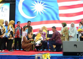 TUANKU Syed Sirajuddin Jamalullail menyempurnakan Majlis Penutupan Piala Dunia Woodball ke-10 dan Kejohanan Woodball Terbuka Antarabangsa Malaysia ke-26 di Dewan 2020.-UTUSAN