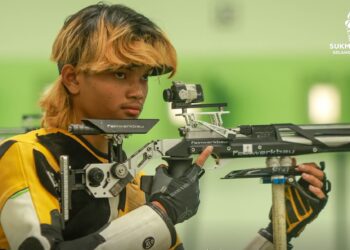 ATLET menembak Perak, Nazirul Iqbal Roszaini mengumpul 245.9 mata untuk menamatkan saingan di kedudukan teratas di Lapang Sasar Negara Subang.-IHSAN MSN PERAK