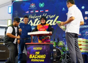 HASLINA Abd. Hamid (tengah) bersama memeriahkan pertandingan badang perpaduan selepas merasmikan Festival Padang Besar 2026 di Padang Besar Street, Perlis semalam.-UTUSAN
