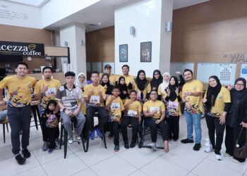 Pesakit osteasarkoma bersama doktor-doktor pakar selepas Karnival dan Larian Ceria Semarakkan Minggu Sarkoma 2026 di Hospital Canselor Tuanku Muhriz (HCTM), baru-baru ini.