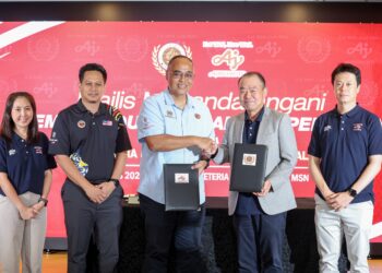 Ketua Pengarah Majlis Sukan Negara (MSN), Jefri Ngadirin (tengah) bersalaman bersama Ketua Pegawai Eksekutif Ajinomoto (Malaysia) Berhad, Daisaku Wadami (dua kanan) selepas Menandatangani Memorandum Perjanjian (MOA) antara Ajinomoto (Malaysia) Berhad (AMB) dan Majlis Sukan Negara (MSN) di MSN di sini hari ini. - UTUSAN/FARIZ RUSADIO