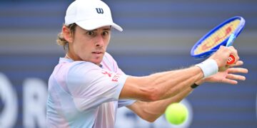Bintang tenis dari Australia, Alex de Minaur dikejutkan selepas tersingkir daripada saingan Masters Montreal, semalam. - AFP