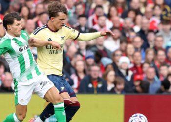 Pemain tengah Arsenal, Max Dowman (kanan) diasak pemain Real Betis, Jose García Torres dalam perlawanan persahabatan di Stadium Aviva, Dublin, Ireland, kelmarin. - AFP