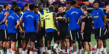 PENGURUS Chelsea, Xabi Alonso memberi arahan kepada pemain-pemainnya pada sesi latihan.-IHSAN PENGANJUR