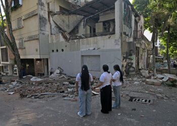 SEBUAH bangunan rosak akibat gempa bumi di Cali. - AFP