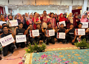 ABDUL Shukur Abdullah (enam dari kanan berdiri) bersama peserta Hari Sambutan Penduduk Sedunia 2026 Peringkat Negeri Kelantan di Institut Pengurusan Peladang, di Panji, Kota Bharu, Kelantan.-UTUSAN/ ROSLIZA MOHAMED.