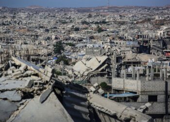 TENTERA Israel telah memusnahkan hampir keseluruhan Gaza. - AFP