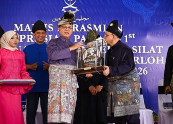 WAN Rosdy Wan Ismail menerima cenderamata daripada Presiden Pesaka Pahang, Datuk Md. Sohaimi Mohamad Shah di Temerloh, Pahang. - FOTO/SALEHUDIN MAT RASAD