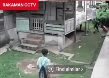TANGKAP layar video yang tular di media sosial menunjukkan seorang lelaki orang kurang upaya (OKU) sedang dipukul oleh salah seorang suspek yang menyamunnya di Kampung Darat Beserah di Kuantan, Pahang.