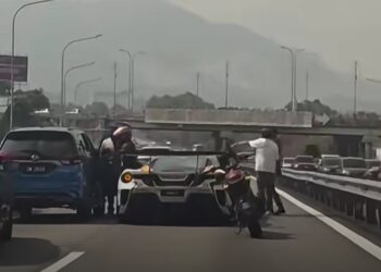 TANGKAP layar video tular memaparkan dua orang pemandu lelaki yang bergaduh sebelum dileraikan oleh beberapa individu di Kilometer 276 Lebuhraya Utara-Selatan (Plus) arah selatan di Nilai, Seremban, pagi tadi.
