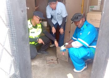 AINAL Yusman Mohamad Yusop (kiri) melakukan pemeriksaan sistem pembentungan di salah sebuah premis komersial dalam Op Padi 2 di Taman Sejati Indah, Sungai Petani.