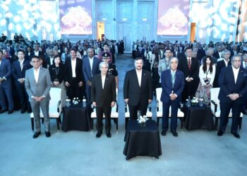PENGARAH Urusan Kumpulan/Ketua Pegawai Eksekutif Kumpulan RHB Banking Group, Datuk Mohd. Rashid Mohamed (kiri), Pengerusi RHB Bank Berhad, Tan Sri Ahmad Badri Mohd Zahir (dua dari kiri), Datuk Seri Amir Hamzah Azizan (tiga dari kiri) pada program RHB Progress 2026: Roots Run Wide di Kuala Lumpur semalam.