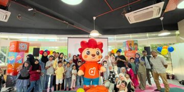 sejumlah ibu bapa dan anak-anak mereka yang menyertai Tayangan Eksklusif Build-It Blocks di Durioo Experience Centre, Cyberjaya baru-baru ini.