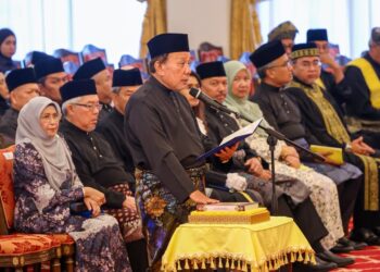 ISMAIL Lasim ketika Ucapan Taat Setia Istiadat pelantikan dan mengangkat sumpah jawatan di Balairung Seri, Istana Besar Seri Menanti, Kuala Pilah hari ini.-UTUSAN/ISKANDAR ISHAK