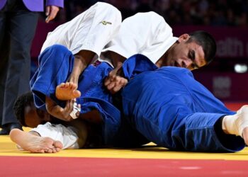 Amir Daniel Abdul Majeed menumbangkan lawannya dalam aksi judo Sukan Komanwel Glasgow 2026 yang menobatkannya selaku pemenang pingat emas. - IHSAN MSN