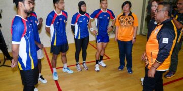 UR 06 OGOS 2026. Ketua Kontinjen Sukan Asia 2026, Datuk Mohd Sumali Reduan bersama atlit skuasy negara ketika membuat lawatan bagi persiapan Sukan Asia 2026 Jepun di Pusat Latihan Skuasy Jalan Duta. Foto : Saddam Yusoff