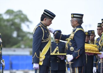 AL-SULTAN Abdullah Ri’ayatuddin Al-Mustafa Billah Shah mengurniakan Sayap Penerbangan Tentera Udara Diraja Malaysia (TUDM) kepada Tengku Mahkota Pahang, Tengku Hassanal Ibrahim Alam Shah pada istiadat di Padang Kawad, Kolej Tentera Udara, Alor Setar, Kedah, semalam.