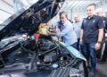 JOHARI Abdul Ghani bersama Pengarah Urusan Autodeutsch, Muhammad Anas Ab. Razak melakukan gimik perasmian di Flagship Autodeutsch Petronas AutoExpert, Desa Pandan, Kuala Lumpur semalam. 
– MINGGUAN/AMIR KHALID