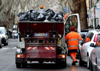 GAMBAR fail sebuah lori sampah di Itali. - AFP