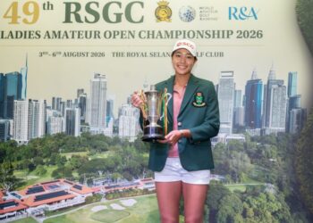 NAMO Luangnitikul bersama Trofi Kejohanan Golf Amatur Wanita Terbuka Royal Selangor Golf Club (RSGC) ke-49 di RSGC, Kuala Lumpur.