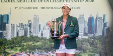 NAMO Luangnitikul bersama Trofi Kejohanan Golf Amatur Wanita Terbuka Royal Selangor Golf Club (RSGC) ke-49 di RSGC, Kuala Lumpur.