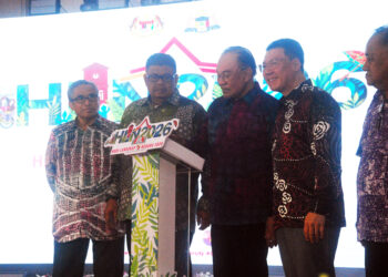 ANWAR ditemani Kor Ming dan Ab. Rauf meletakkan tapak tangan sebagai simbolik merasmikan Sambutan Hari Landskap Negara 2026 (HLN 2026) di Stadium Hang Jebat, Krubong, malam ini. - UTUSAN/AMRAN MULUP